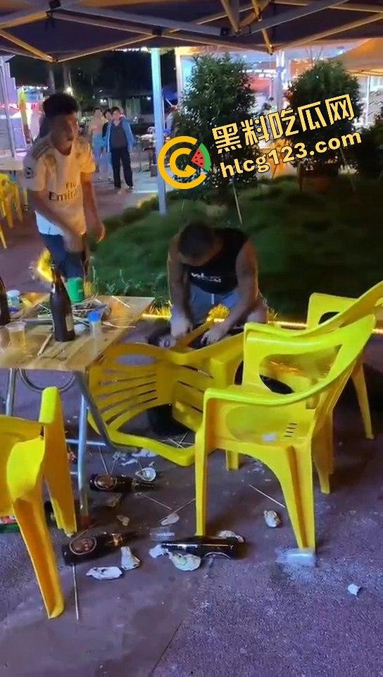 又菜又爱装!厦门夜市惨案:带妹口嗨被暴揍,健身男一脚踹飞小妹,烟头直接灭头上!-5