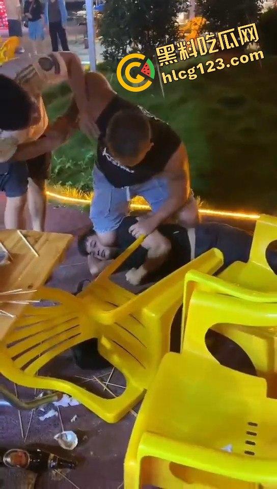 又菜又爱装!厦门夜市惨案:带妹口嗨被暴揍,健身男一脚踹飞小妹,烟头直接灭头上!-6