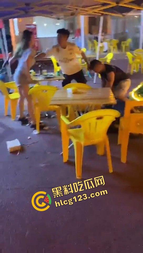 又菜又爱装!厦门夜市惨案:带妹口嗨被暴揍,健身男一脚踹飞小妹,烟头直接灭头上!-10