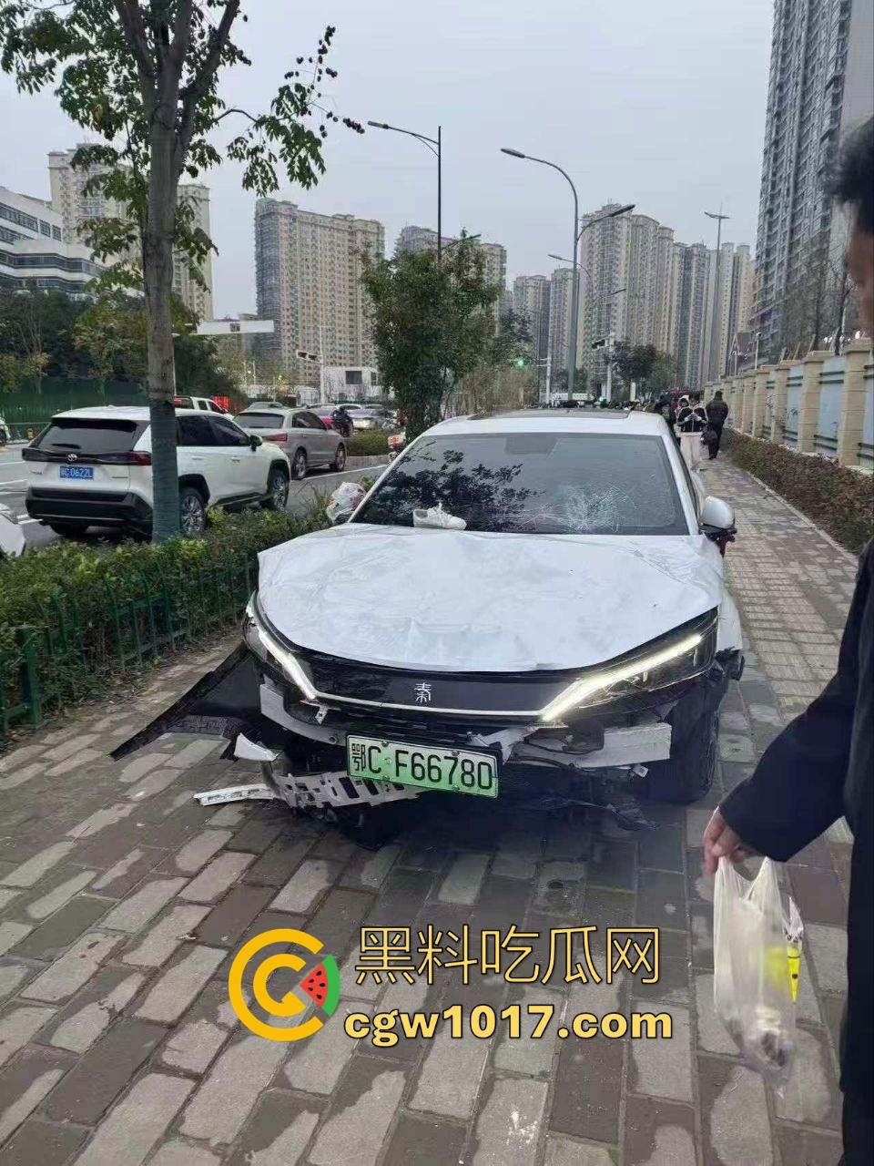 湖北十堰重庆路十几个学生被撞，学生在人行道上直接撞上来，现场伤亡惨重，又来个报复社会的，戾气真重！-5