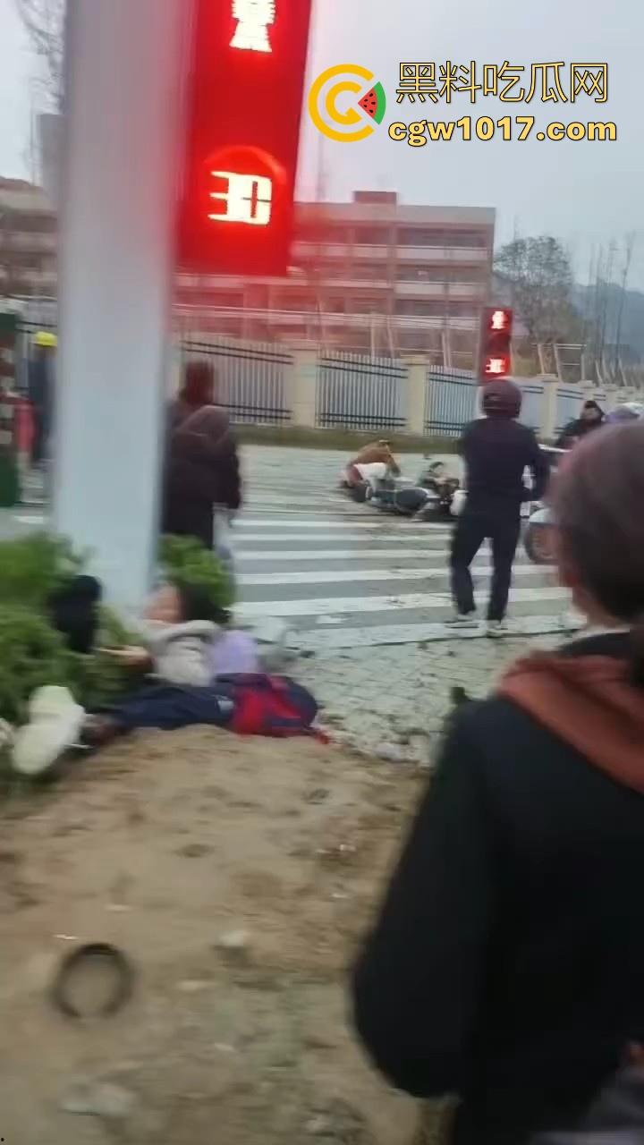 湖北十堰重庆路十几个学生被撞，学生在人行道上直接撞上来，现场伤亡惨重，又来个报复社会的，戾气真重！-6