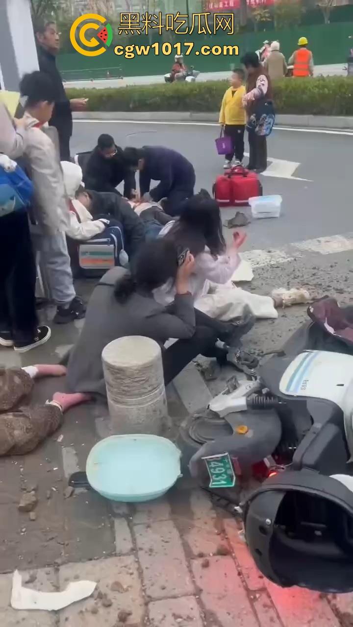湖北十堰重庆路十几个学生被撞，学生在人行道上直接撞上来，现场伤亡惨重，又来个报复社会的，戾气真重！-8