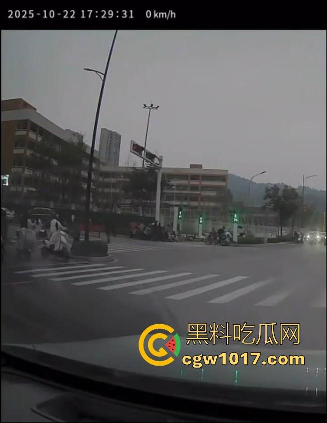 湖北十堰重庆路十几个学生被撞，学生在人行道上直接撞上来，现场伤亡惨重，又来个报复社会的，戾气真重！-11