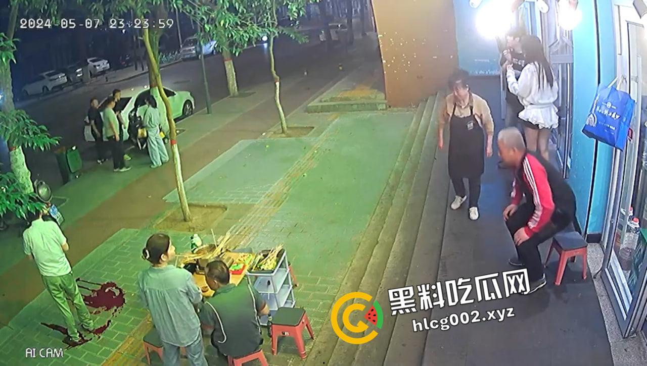 陕西宝鸡串串香 男子被刺大腿动脉 血喷流尽身亡 现场视频流出-3