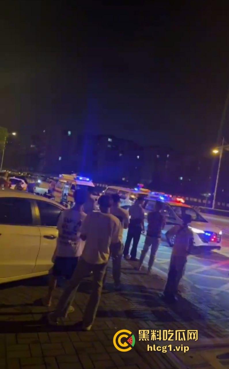 哥们贴脸拍有点过分了哈！鹤山女司机把人撞了 警察来了还追着人打！-4