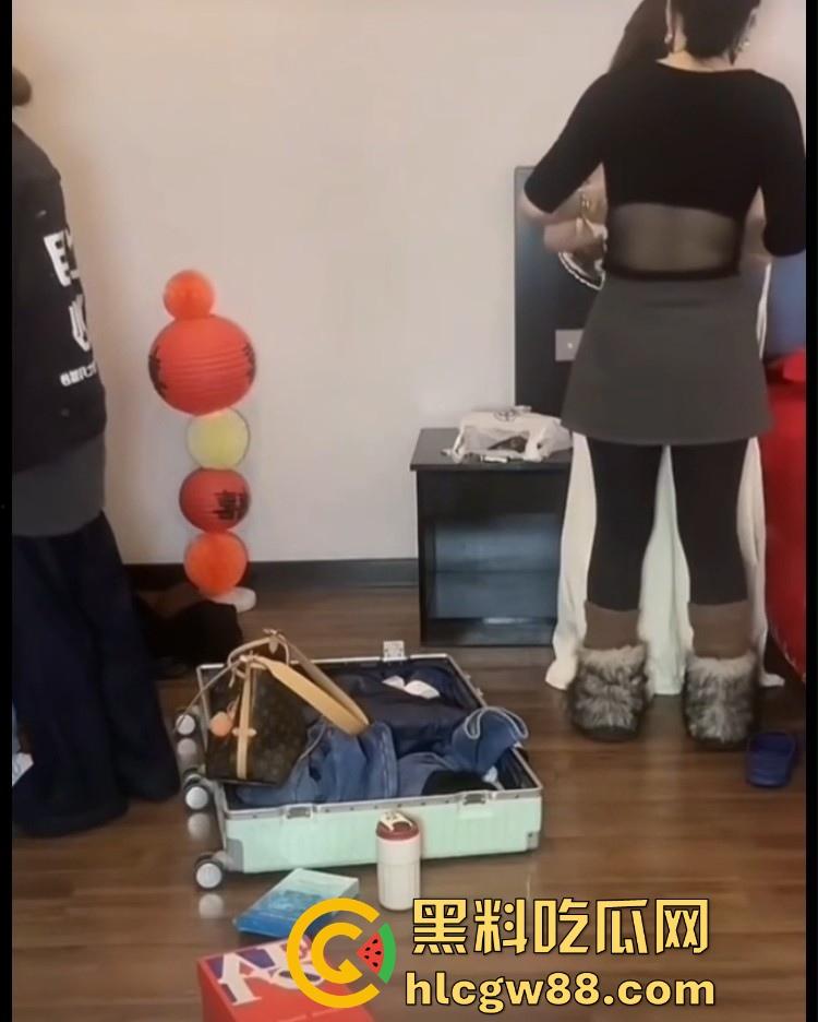 抖音七月化妆师Coco 给高颜值美女新娘化妆直播 展示精美妆容和婚纱 结果竟直播露点走光！-7