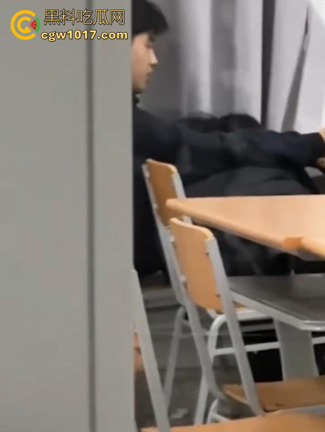山东财大7409教室活春宫！晚自习女生桌下跪舔，被瓜友偷拍 视频在全校疯传！-6