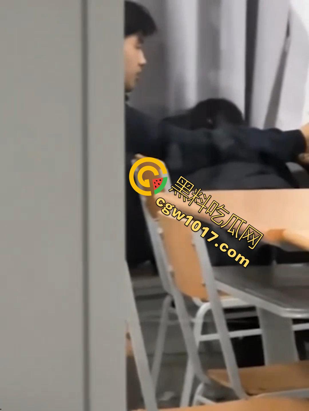 山东财大7409教室活春宫！晚自习女生桌下跪舔，被瓜友偷拍 视频在全校疯传！-7