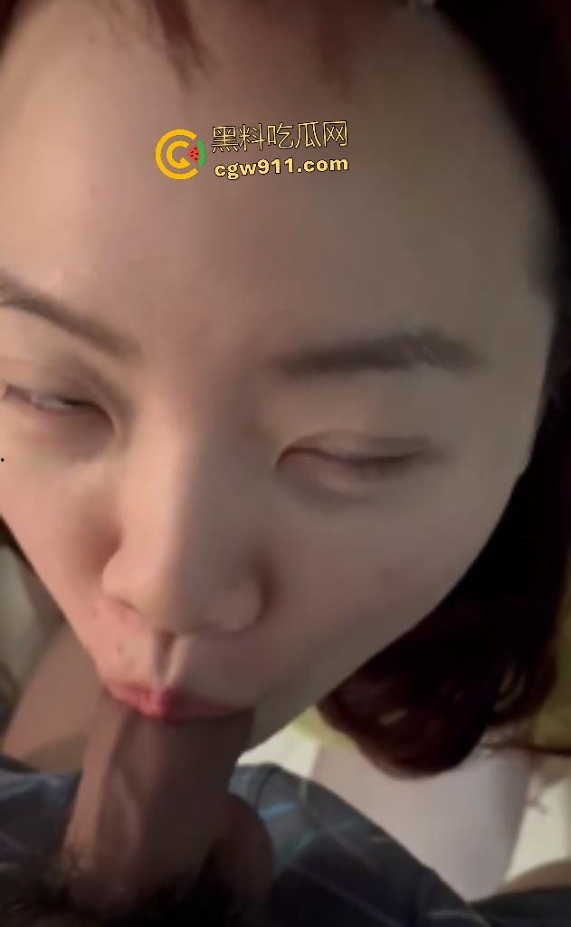 文静女神私下骚到飞起，新男友刚上床被口技吸魂腿软，巨乳骑乘如过山车，这嫩逼能把鸡巴融化了！-1