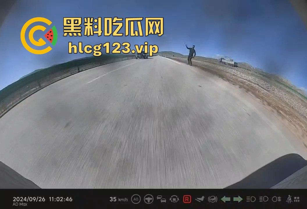 青海打砸拦车事件！警察及时出警，穷山僻壤的刁民居然还敢收过路费？-4