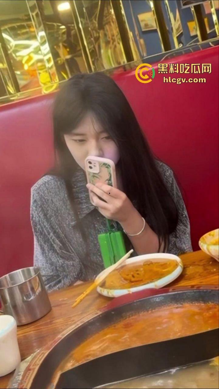 瓜友投稿火锅聚会女友闺蜜喝断片,趁机无套直入粉嫩鲍鱼!极品闺蜜醉酒后被玩弄一夜疯狂内射!-1