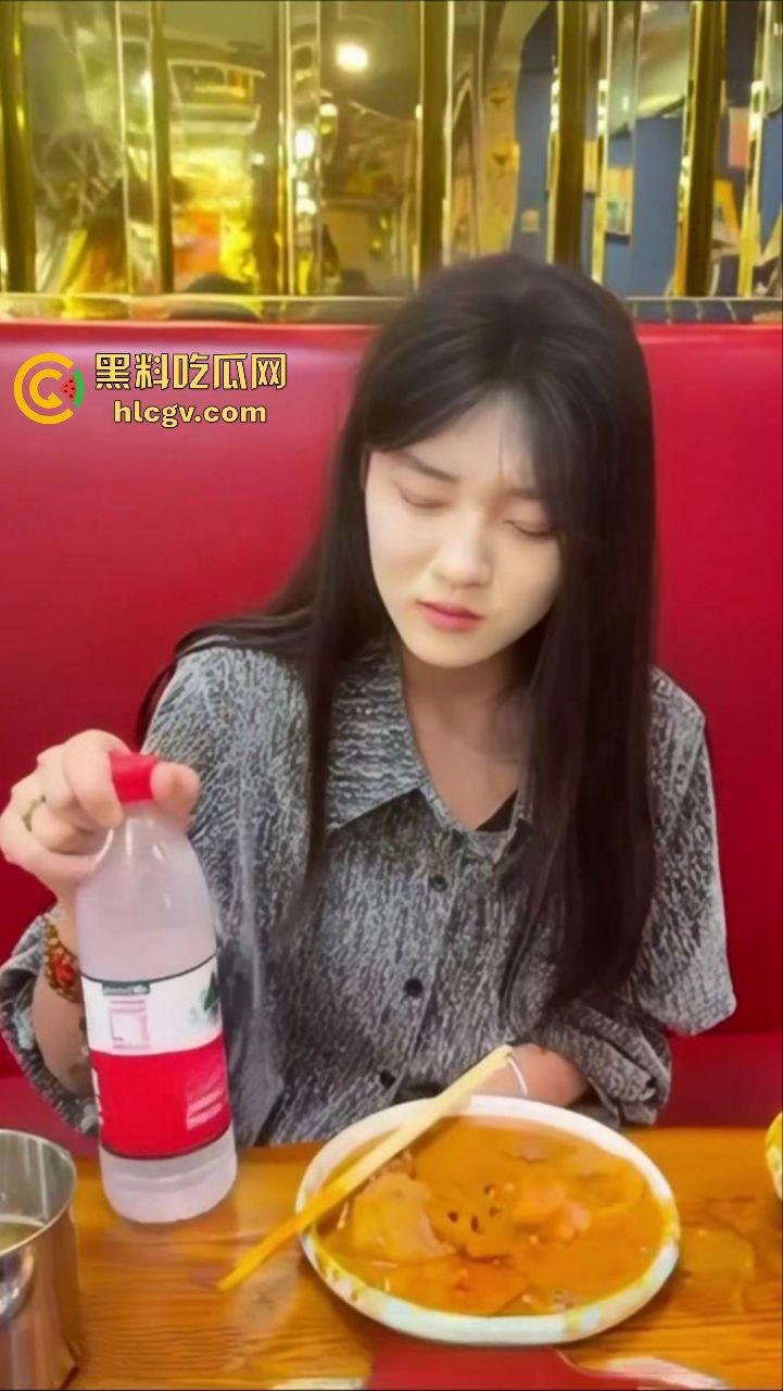 瓜友投稿火锅聚会女友闺蜜喝断片,趁机无套直入粉嫩鲍鱼!极品闺蜜醉酒后被玩弄一夜疯狂内射!-6