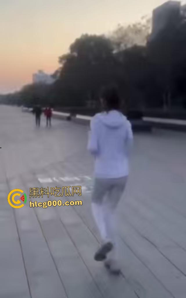 长腿女大学生带着跳蛋跑步！跑得太快男友直接遥控狂震，搞得女大浑身扭曲，像是要高潮！-2