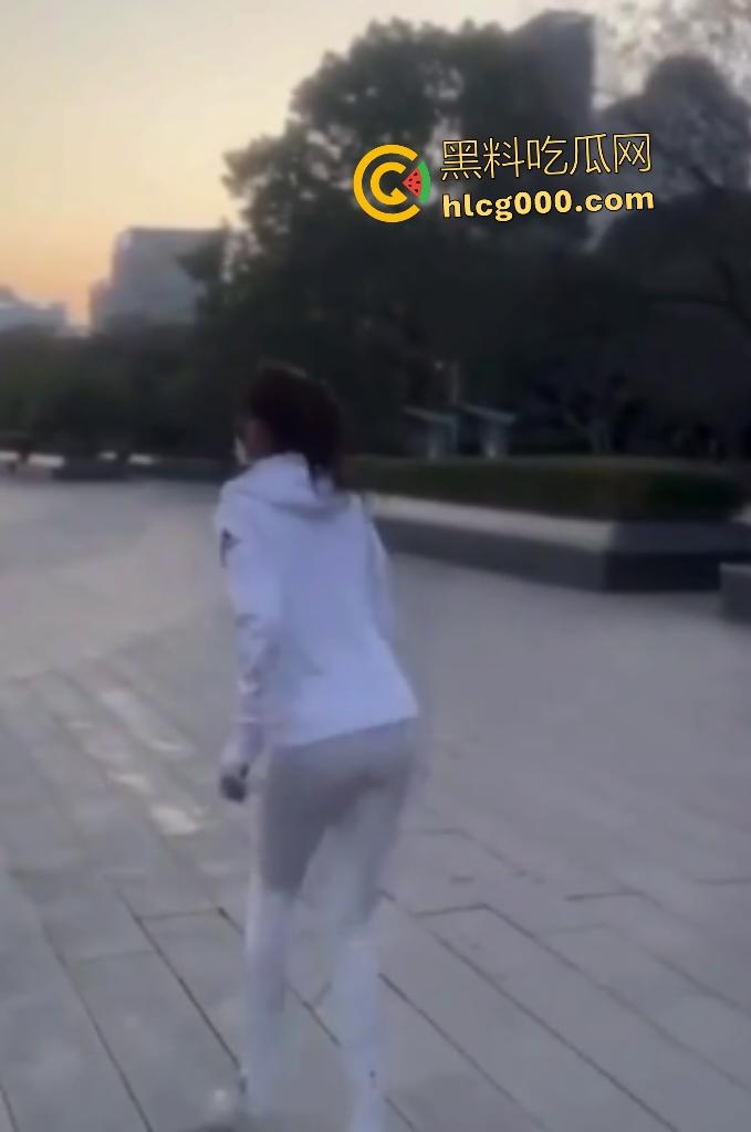 长腿女大学生带着跳蛋跑步！跑得太快男友直接遥控狂震，搞得女大浑身扭曲，像是要高潮！-4