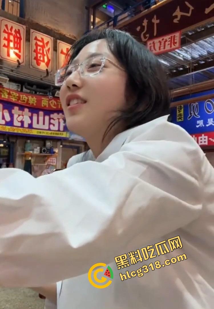 27万粉清纯眼镜妹『田馨馨6』戴眼镜直播卖萌，摘眼镜直接骑人，私底下和大哥偷情视频流出！-9