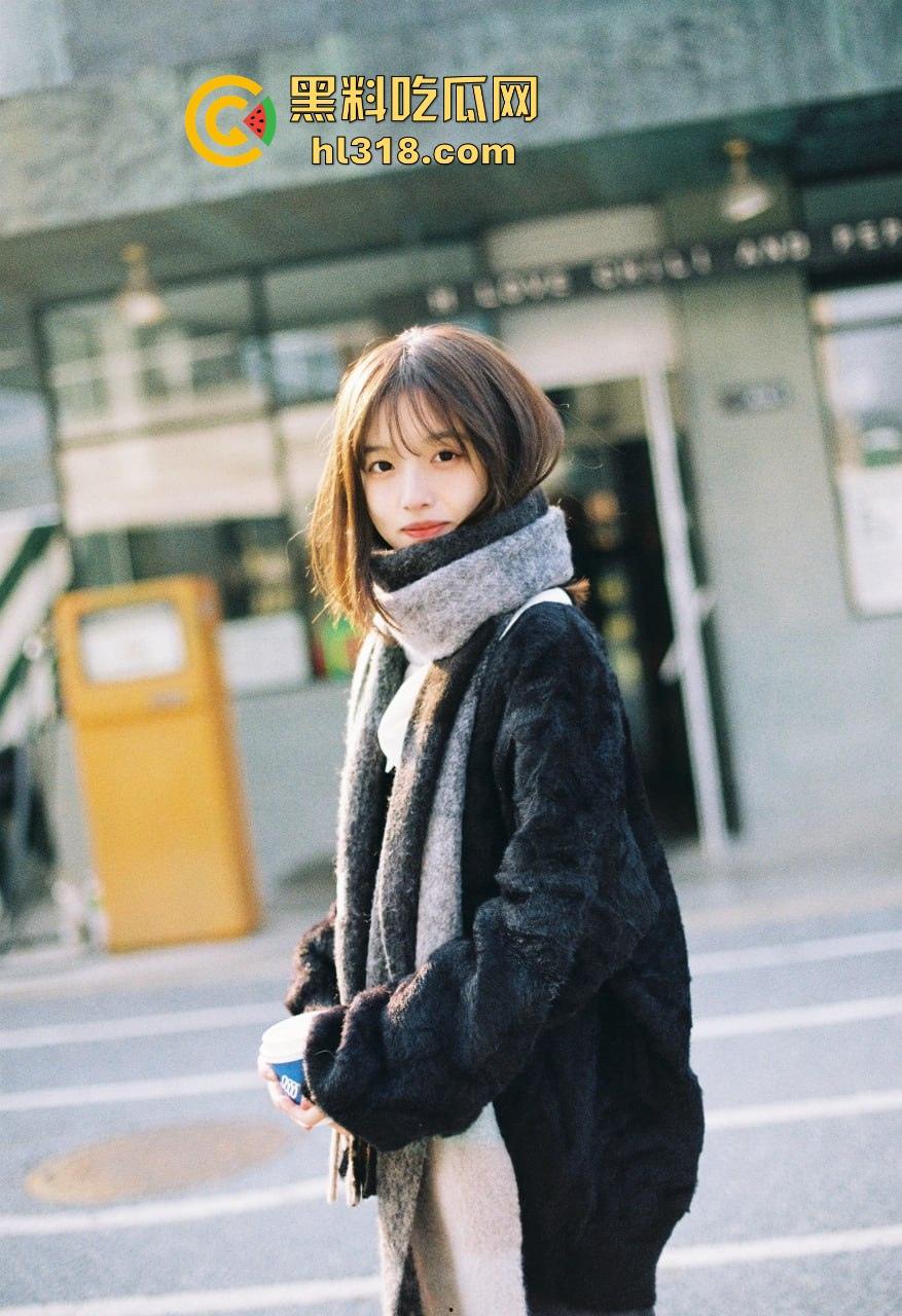 韩国街头情侣偷拍,公共场合激情接吻,妹子身材妖娆性感,边亲边摸奶子,小穴里淫水早已泛滥!-1