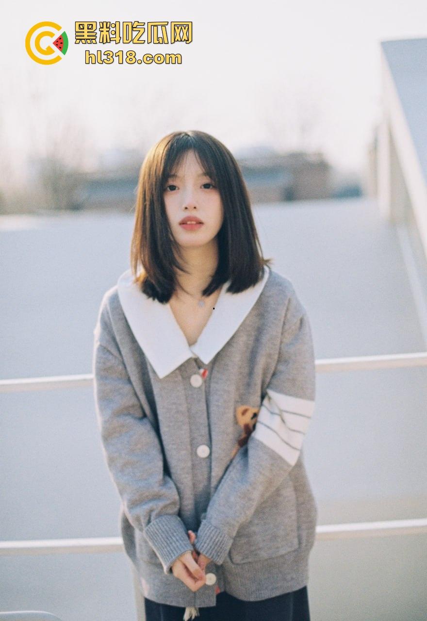 韩国街头情侣偷拍,公共场合激情接吻,妹子身材妖娆性感,边亲边摸奶子,小穴里淫水早已泛滥!-2