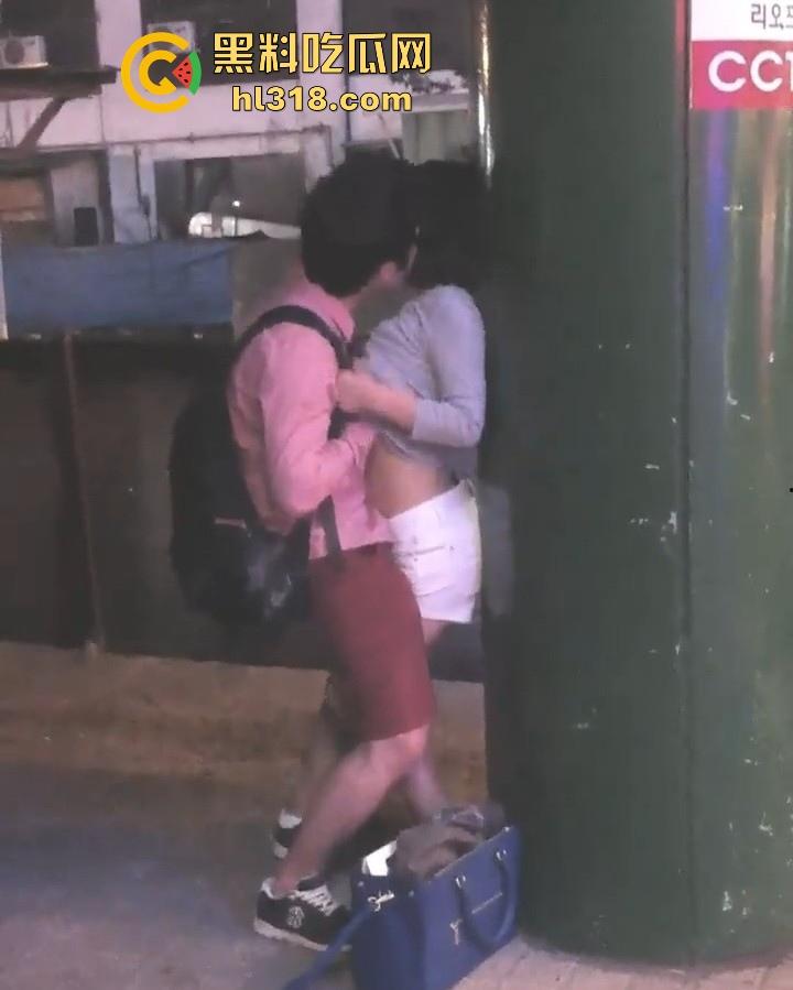 韩国街头情侣偷拍,公共场合激情接吻,妹子身材妖娆性感,边亲边摸奶子,小穴里淫水早已泛滥!-4