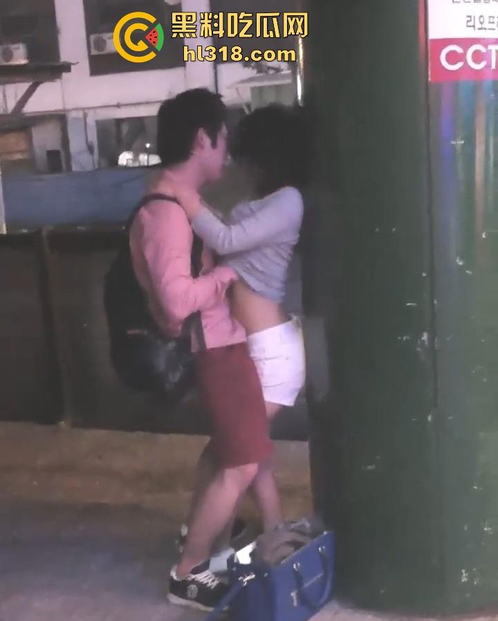 韩国街头情侣偷拍,公共场合激情接吻,妹子身材妖娆性感,边亲边摸奶子,小穴里淫水早已泛滥!-5
