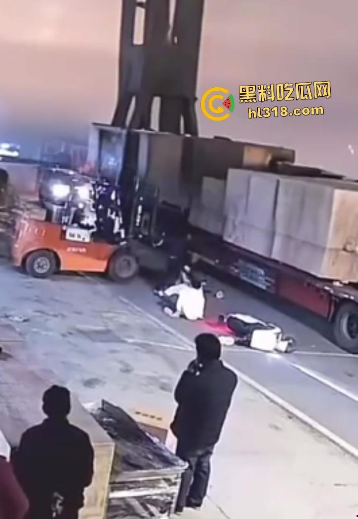 厂内精神小伙耍帅飙电动车遭叉车爆头，撞飞断颈抽搐，几秒后又来第二人紧跟送命！-1