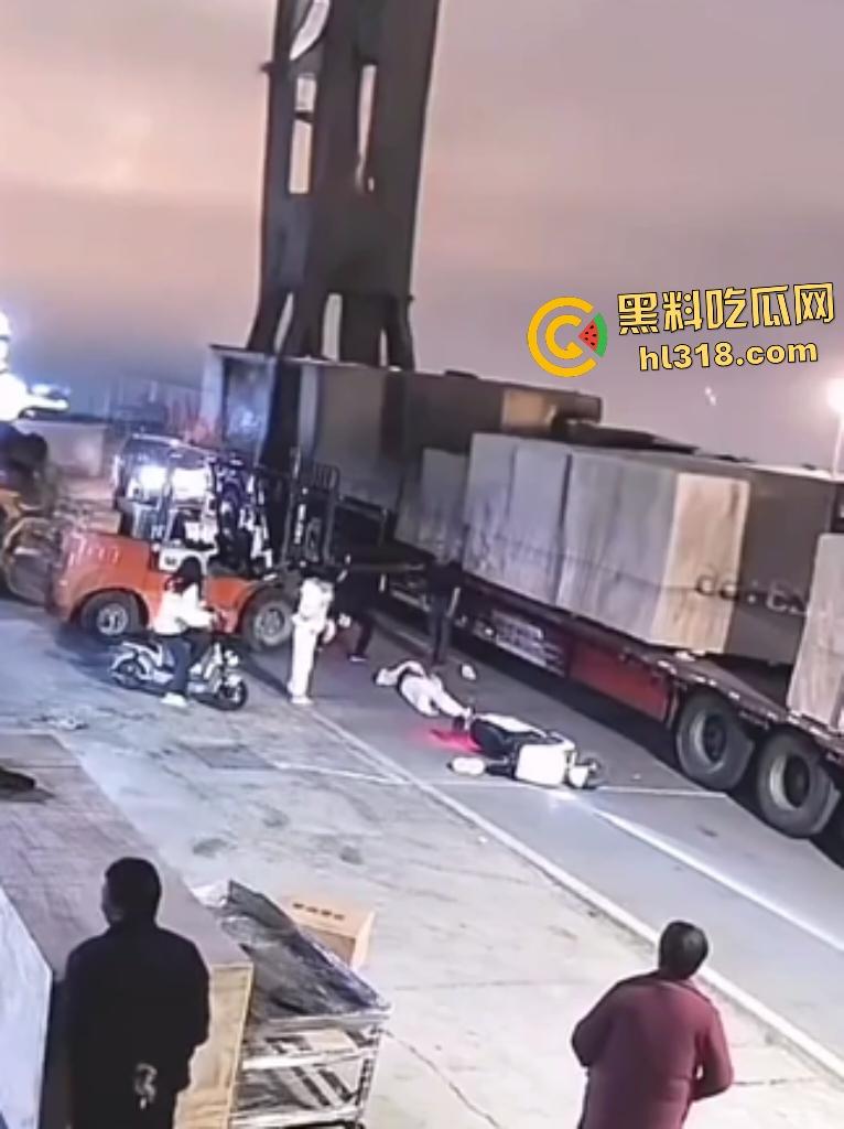 厂内精神小伙耍帅飙电动车遭叉车爆头，撞飞断颈抽搐，几秒后又来第二人紧跟送命！-4