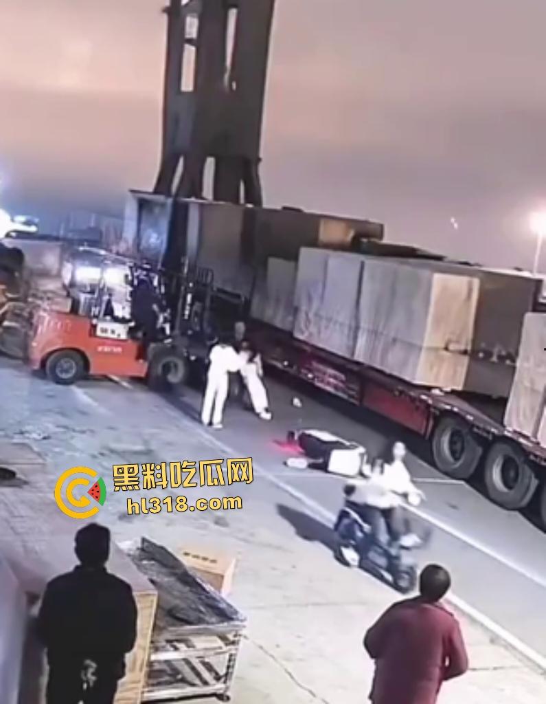 厂内精神小伙耍帅飙电动车遭叉车爆头，撞飞断颈抽搐，几秒后又来第二人紧跟送命！-7