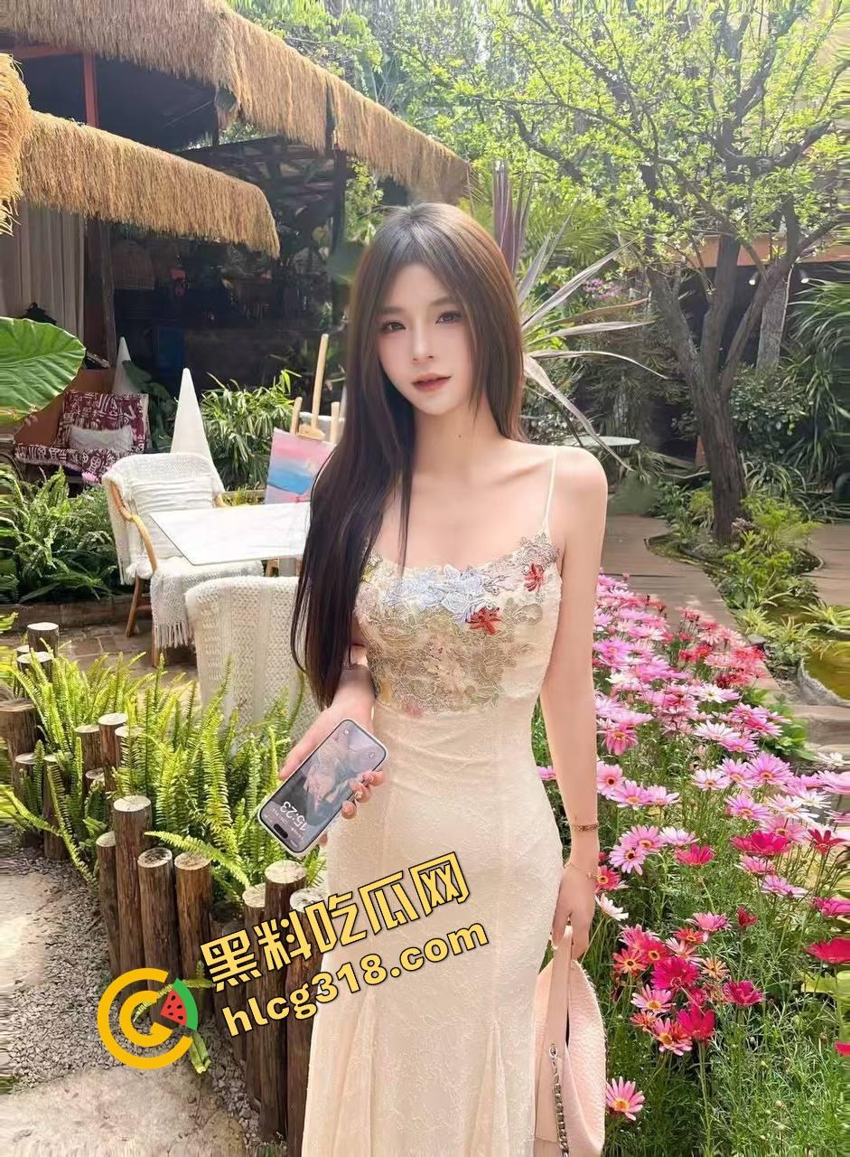 加拿大留学生白皮母狗『艾米丽』跪地含鸡巴像吃饭，嘴里不许发一声，喷脸都得舔干净！-1