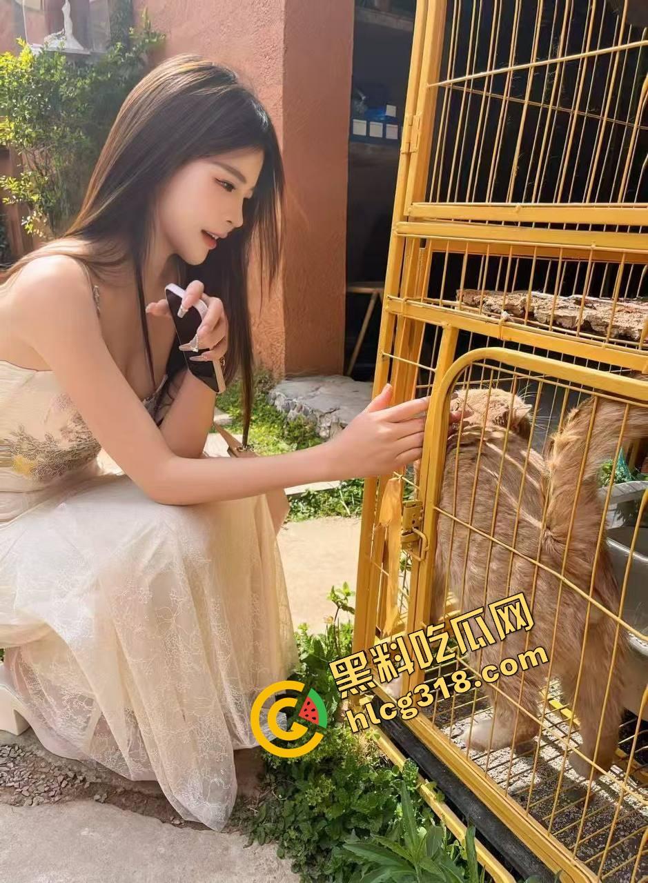 加拿大留学生白皮母狗『艾米丽』跪地含鸡巴像吃饭，嘴里不许发一声，喷脸都得舔干净！-2