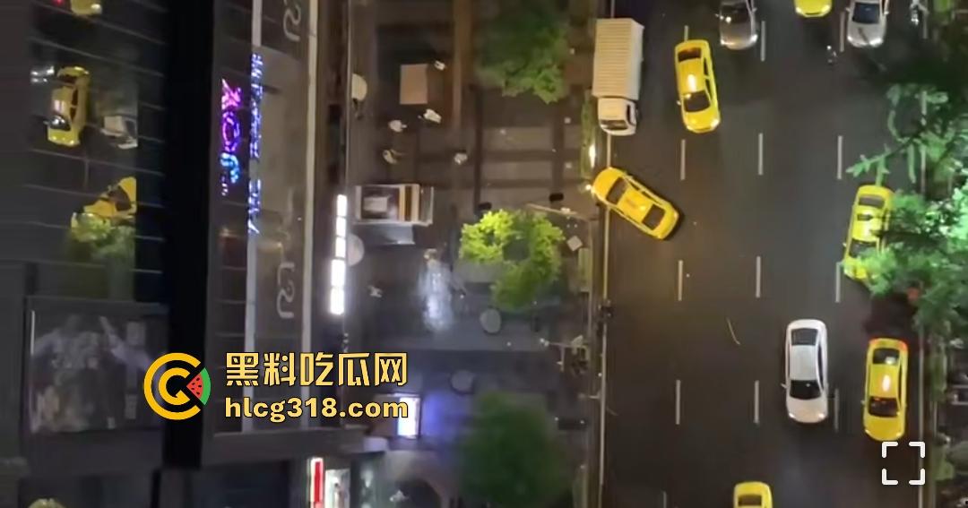 重庆九街6.21出租车撞人大乱斗,口嗨哥挑衅真实哥,力拍引擎盖天场面鸡飞狗跳!-4