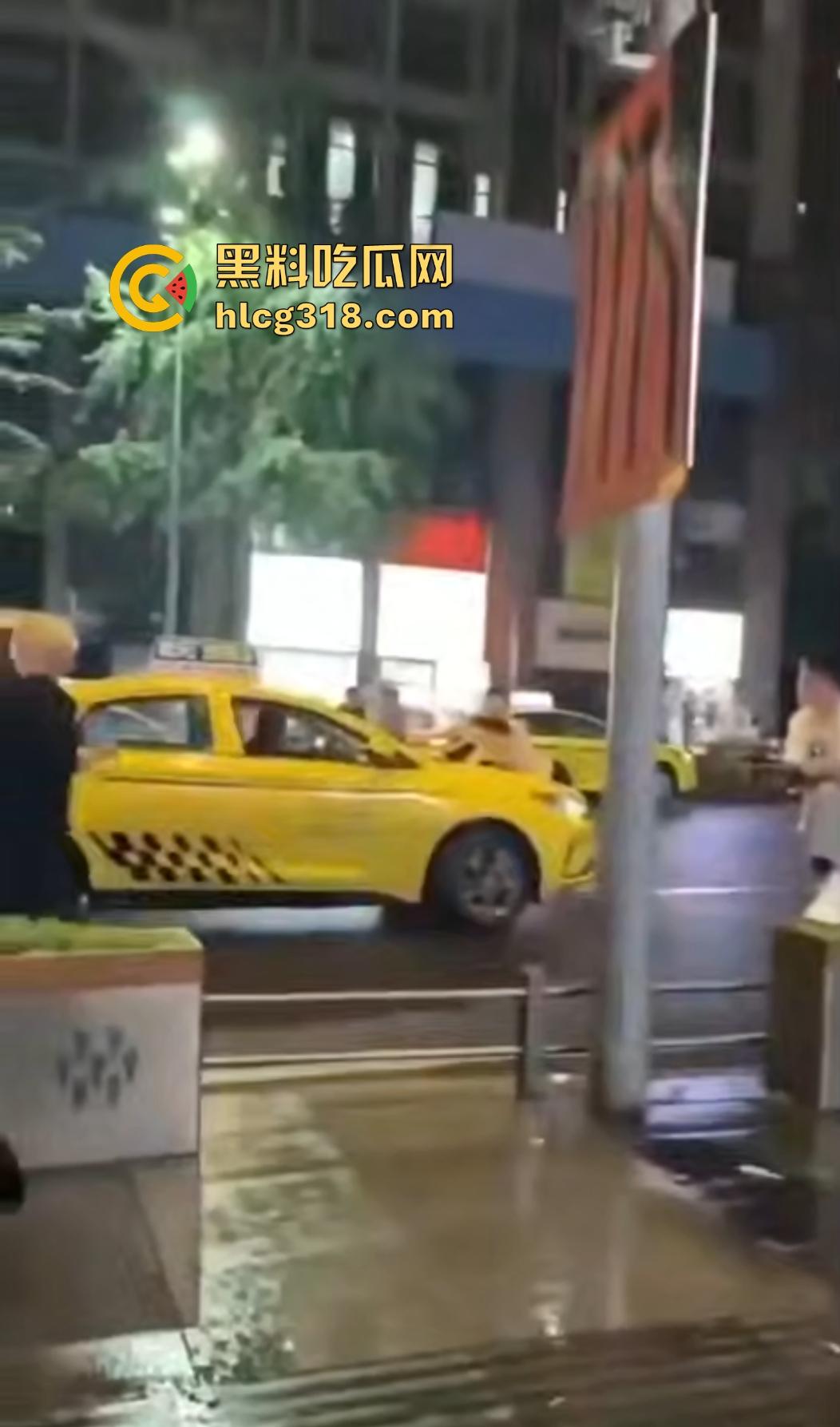 重庆九街6.21出租车撞人大乱斗,口嗨哥挑衅真实哥,力拍引擎盖天场面鸡飞狗跳!-5