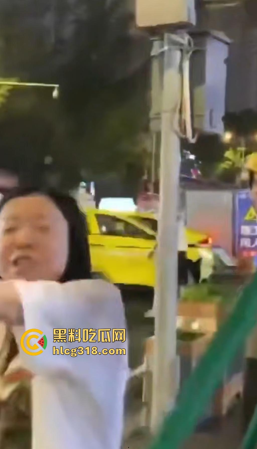 重庆九街6.21出租车撞人大乱斗,口嗨哥挑衅真实哥,力拍引擎盖天场面鸡飞狗跳!-8