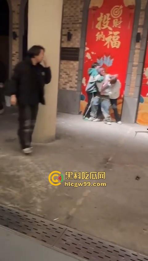 新生代rapper厂牌之争？上海【found158】酒吧潮男酒后群殴，一群微喇裤连帽卫衣，脏辫哥直接躺地上了。-4