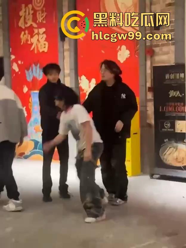 新生代rapper厂牌之争？上海【found158】酒吧潮男酒后群殴，一群微喇裤连帽卫衣，脏辫哥直接躺地上了。-10