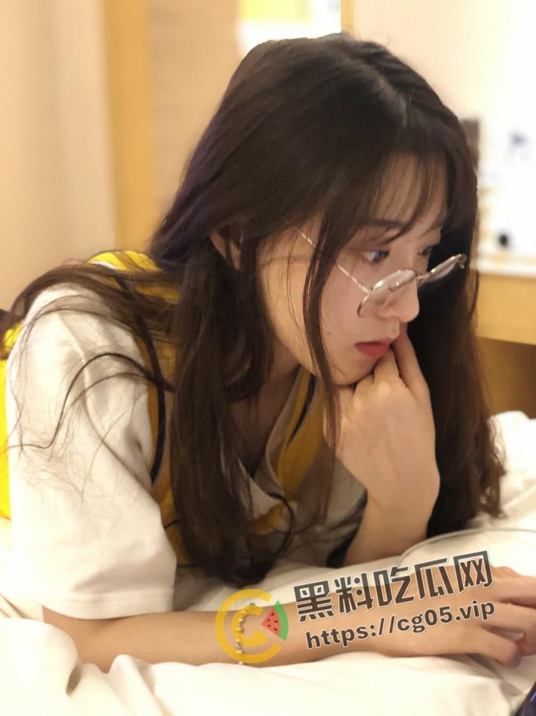 眼镜一摘 火力全开!研究生反差婊摘掉眼睛疯狂口角 涡轮压缩机上身疯狂榨精 研究生肉片就是好吃-1