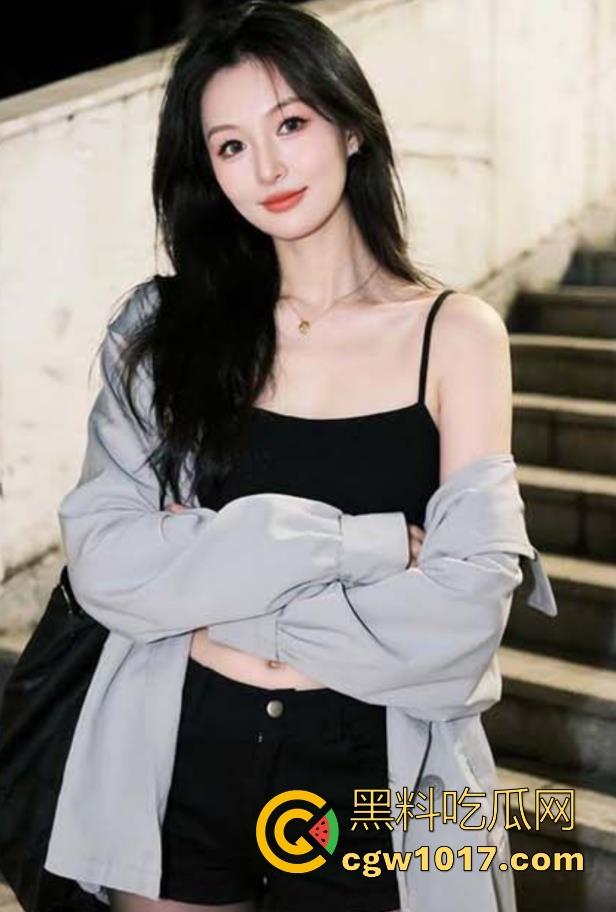 和嫂子很肆无忌惮偷情,开门操被人偷听,楼道转转战回房间继续,没忍住又一次射到嫂子的骚逼里!-3