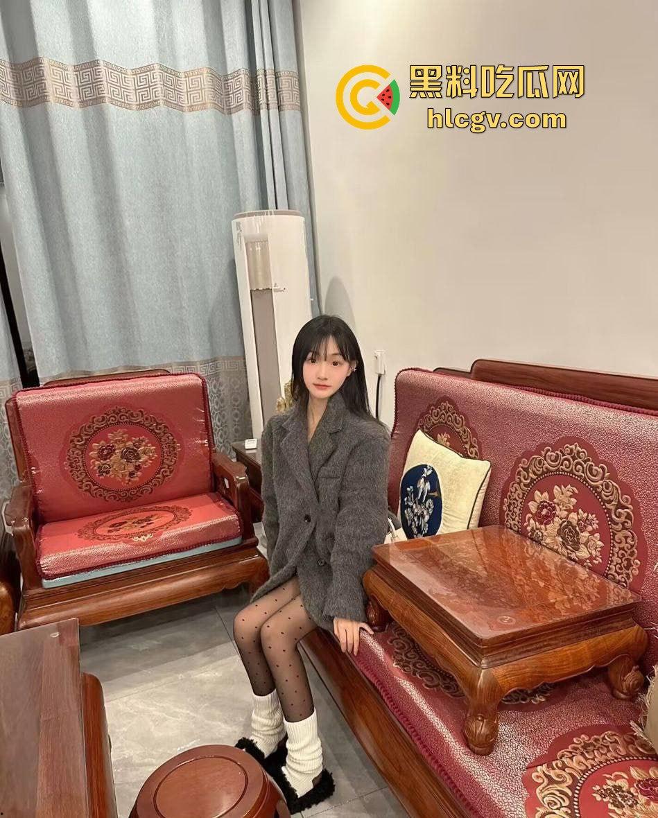 福建厦门黑丝小姐姐【林依冉】亲密视频流出！日常甜蜜瞬间被曝光，丝袜魅力尽显！-3