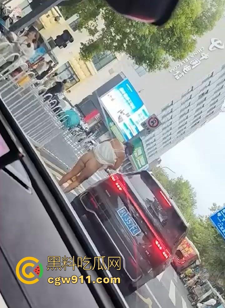 江苏衣裳街街头惊现户外露出，疑似神经病女子闹市区发癫，马路中一丝不挂狂舞，路人惊呼纷纷拍照！-1