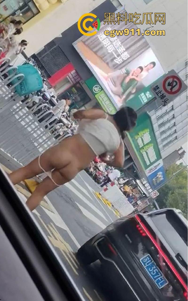 江苏衣裳街街头惊现户外露出，疑似神经病女子闹市区发癫，马路中一丝不挂狂舞，路人惊呼纷纷拍照！-4