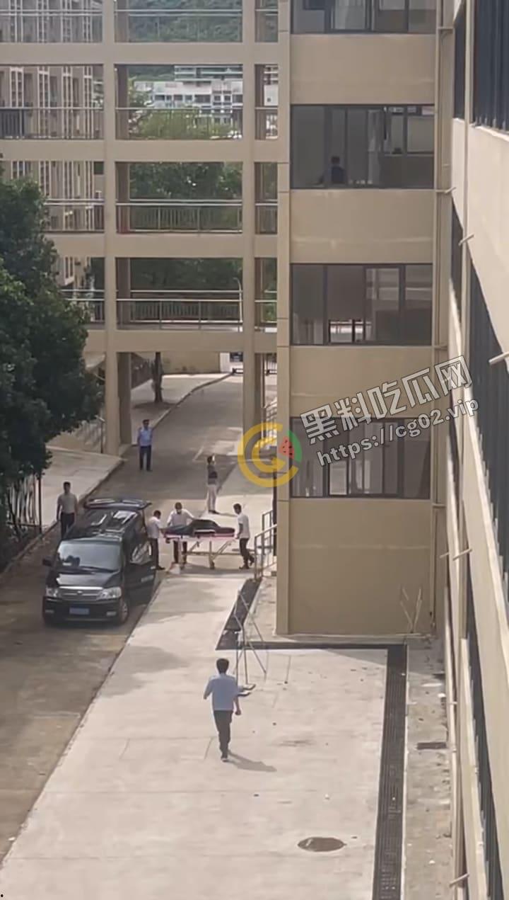 三亚学院北 25 持刀捅人!殡仪馆直接把人拉走了,警方反复侦察!连隔壁看热闹都逮捕!疑似是外卖引发的刀杀?-2