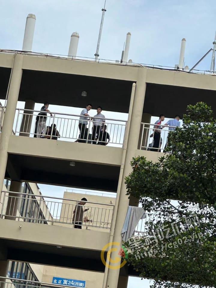 三亚学院北 25 持刀捅人!殡仪馆直接把人拉走了,警方反复侦察!连隔壁看热闹都逮捕!疑似是外卖引发的刀杀?-7