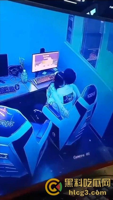 年轻小伙网吧疯狂操B，一边吃鸡一边操B，性欲暴涨，青春就是要这么疯狂！-4