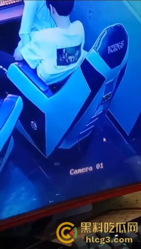 年轻小伙网吧疯狂操B，一边吃鸡一边操B，性欲暴涨，青春就是要这么疯狂！-6