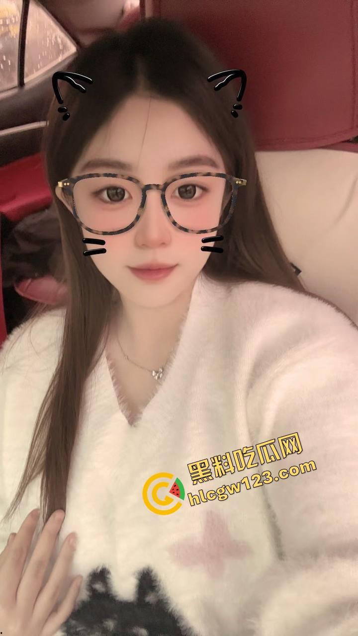 万物皆可插 她逼比收纳箱还万能，嫩妹用整根黄瓜怼逼胡萝卜插菊操到抽搐，差点送医院！-2