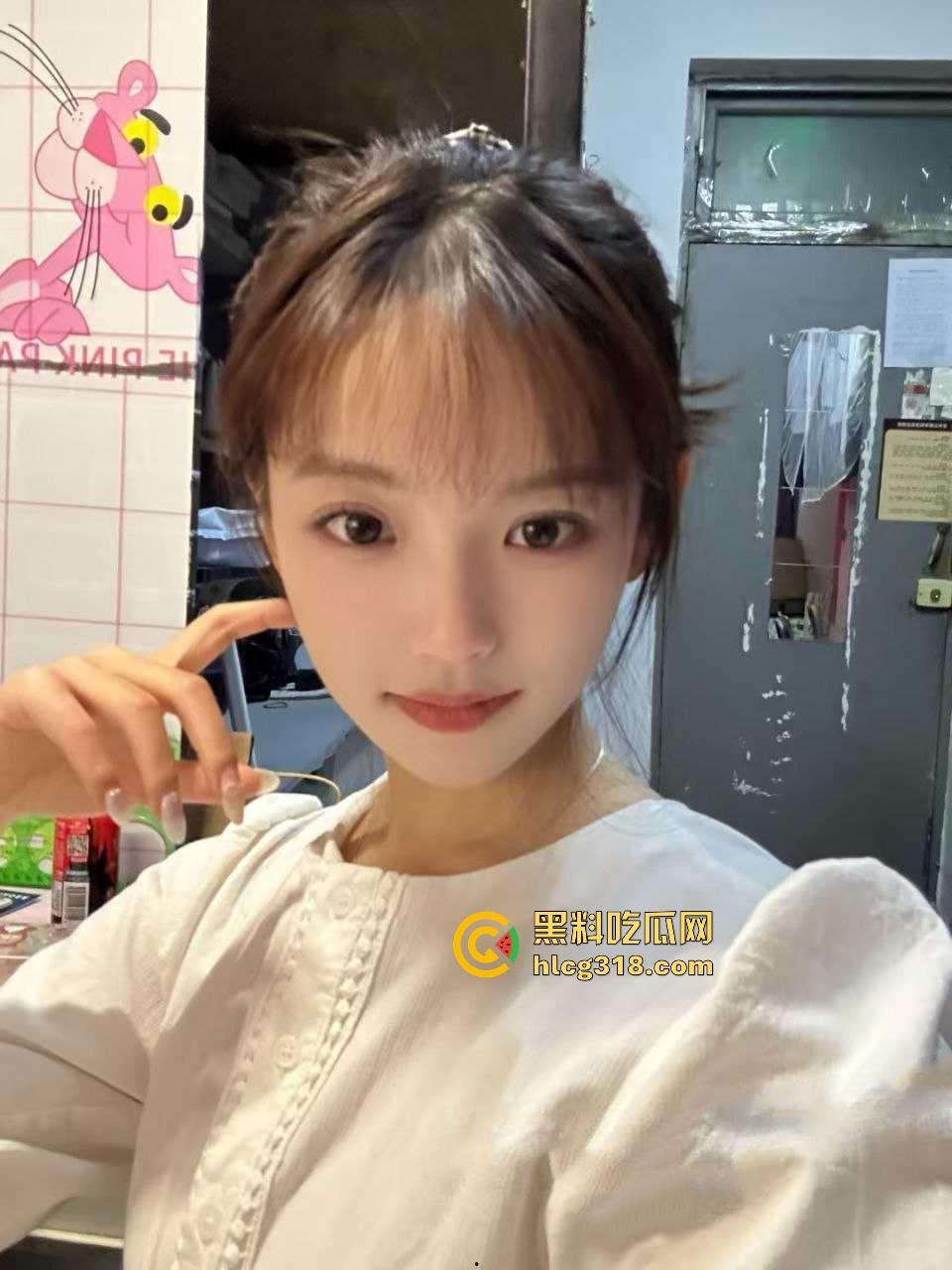 南京大学大一学妹【秦诗瑶】极品高颜值母狗，白丝开裆裤跪在地上吃主人的鸡，极具反差骚气十足！-3