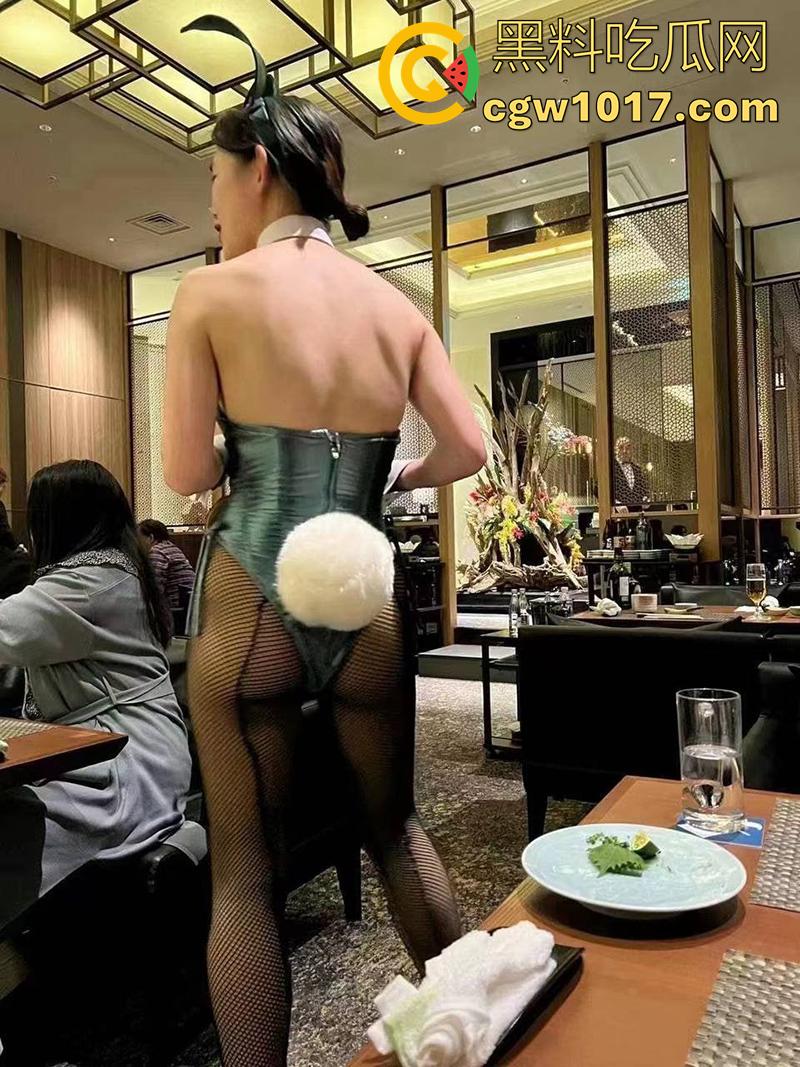 广州高端私密聚会偷拍,女仆主题私人会所,极品大长腿爆乳尤物,化身黑网袜女仆跪式服务,有钱人的快乐果然想象不到!-5