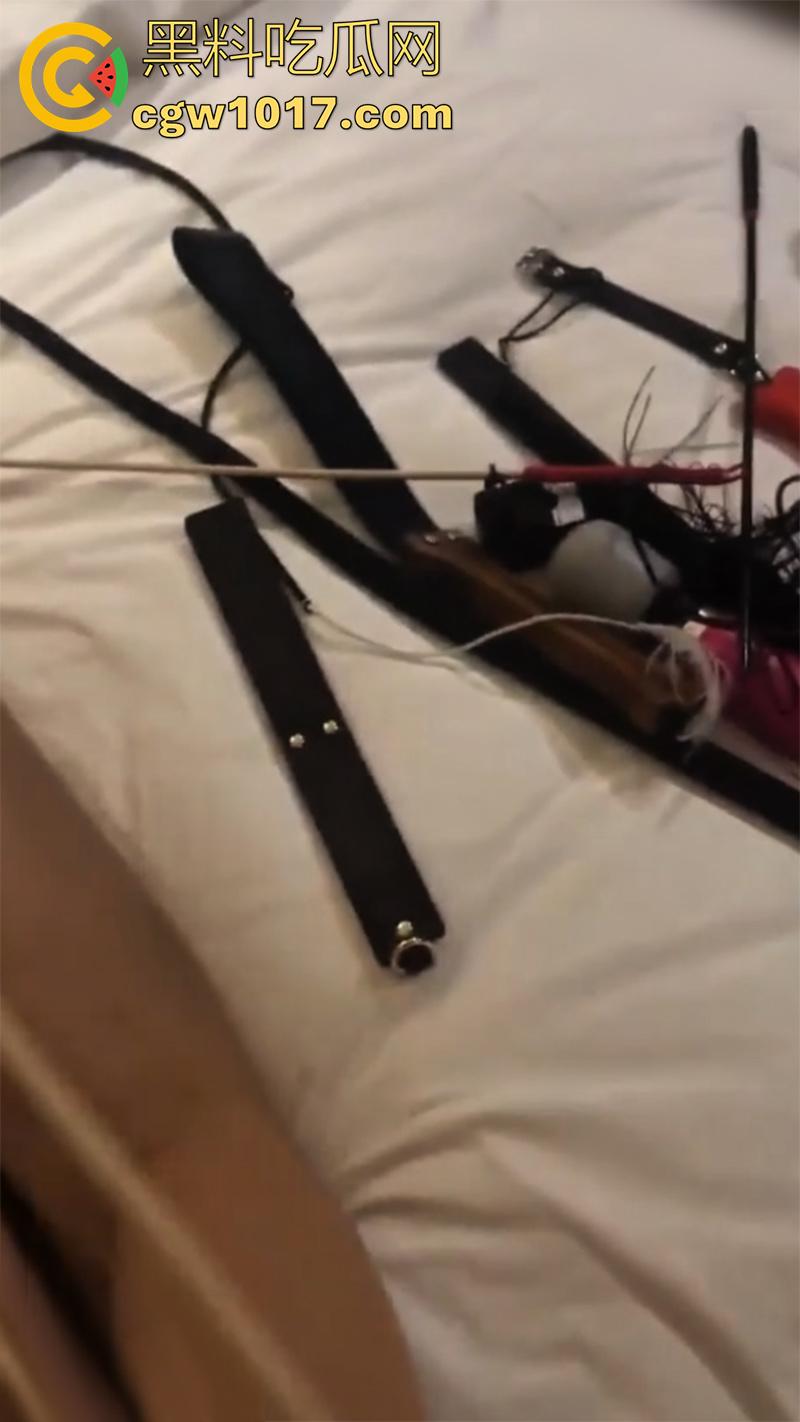 广州高端私密聚会偷拍,女仆主题私人会所,极品大长腿爆乳尤物,化身黑网袜女仆跪式服务,有钱人的快乐果然想象不到!-7