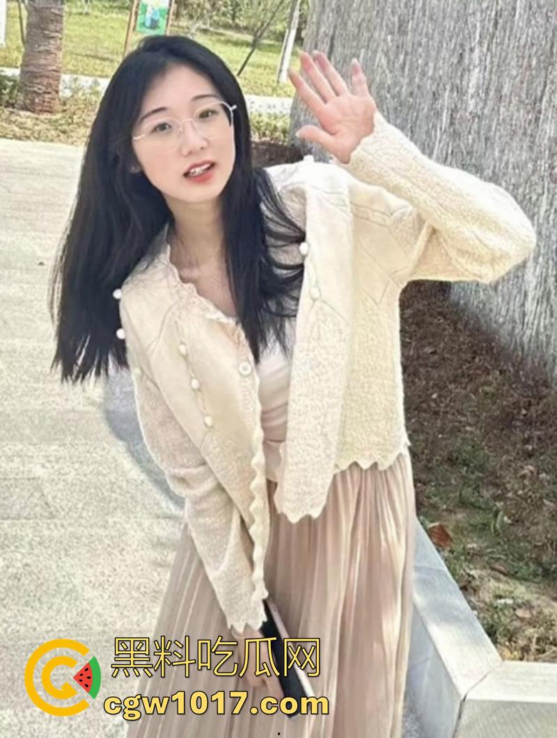 湖北科技学院【霍西梅】,娇嫩性感眼镜妹,酒店约炮主动骑乘抽插,视频被男同学售卖流出,戴眼镜的果然最骚!-1