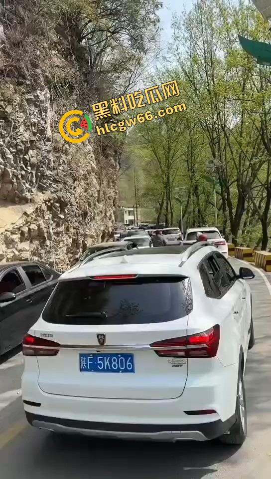 汉中勉县龙湾景区惊现社会姐持械现场，这家伙手里的不是传说中的真理吗？-1