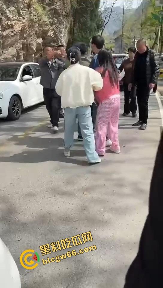 汉中勉县龙湾景区惊现社会姐持械现场，这家伙手里的不是传说中的真理吗？-3