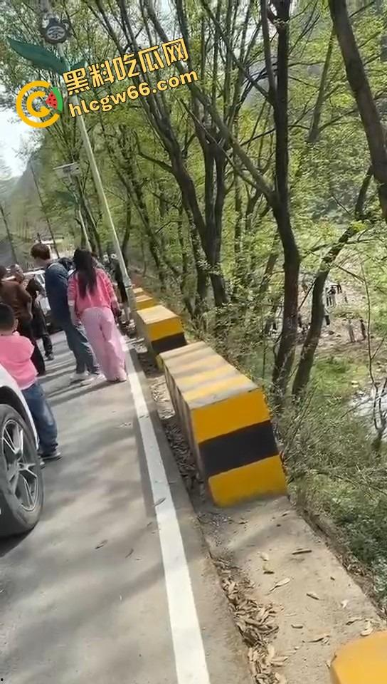 汉中勉县龙湾景区惊现社会姐持械现场，这家伙手里的不是传说中的真理吗？-6